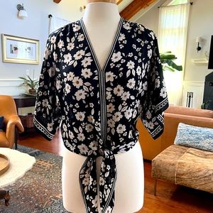 MAX STUDIO *NWOT* V-neck tie front short sleeve floral blouse top